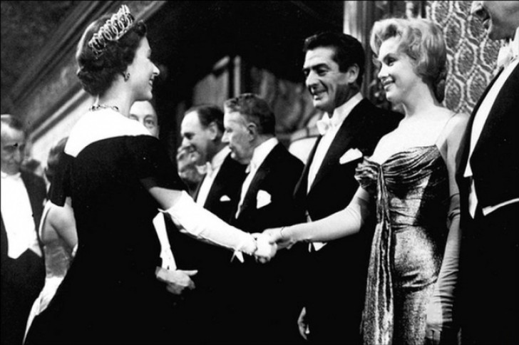 Marilyn Monroe ontmoet koningin Elizabeth II - 1956