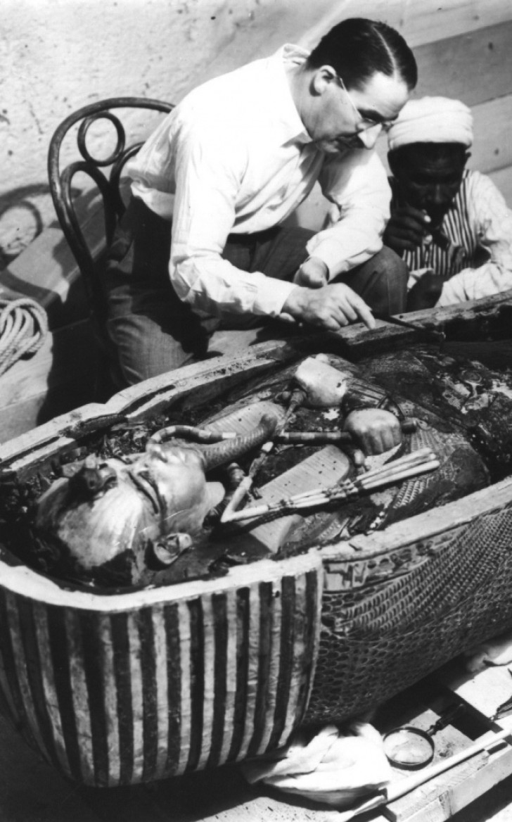 L'archeologo Howard Carter mentre cerca di capire come aprire il sarcofago di Tutankhamon