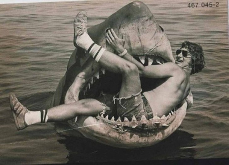 Steven Spielberg in de mechanische haai die hij gebruikte voor zijn beroemde film