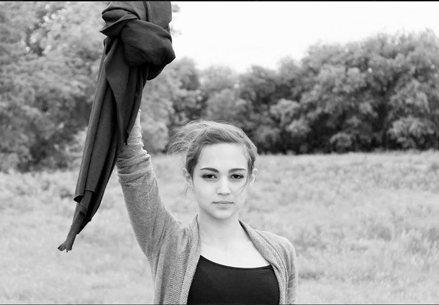 La storia della ragazza che si è tolta il velo e ha sfidato le leggi del governo iraniano - 8
