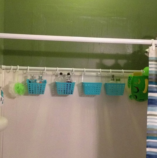 13. Sous la douche, une tringle ce genre est utile pour garder les différents produits en ordre.