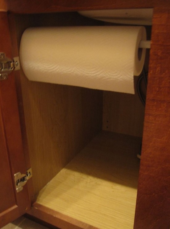 14. Sous une table ou dans les armoires, ils peuvent également être utilisés pour fixer des rouleaux de papier.