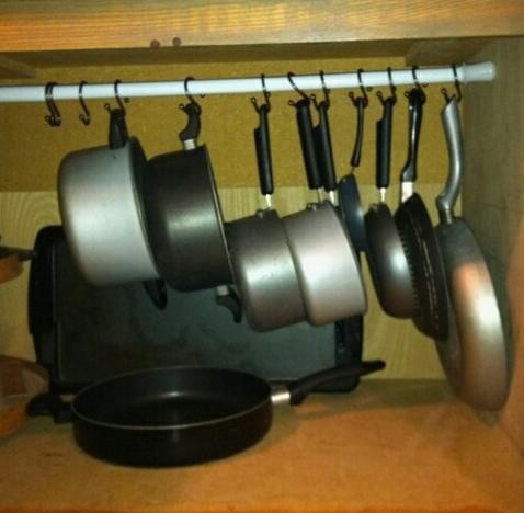 2. Pour éviter que les casseroles et les casseroles ne se rayent lorsqu'elles sont empilées dans les armoires, utilisez une tringle pour les suspendre de façon ordonnée.