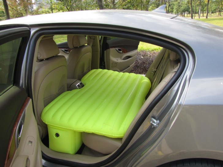 Si tratta di un materassino gonfiabile costruito appositamente per essere sistemato nei sedili posteriori dell'auto.