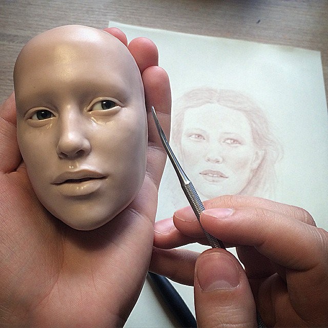 Assistendo al modellamento del volto, al modo in cui viene raschiato e lisciato, si hanno letteralmente i brividi.