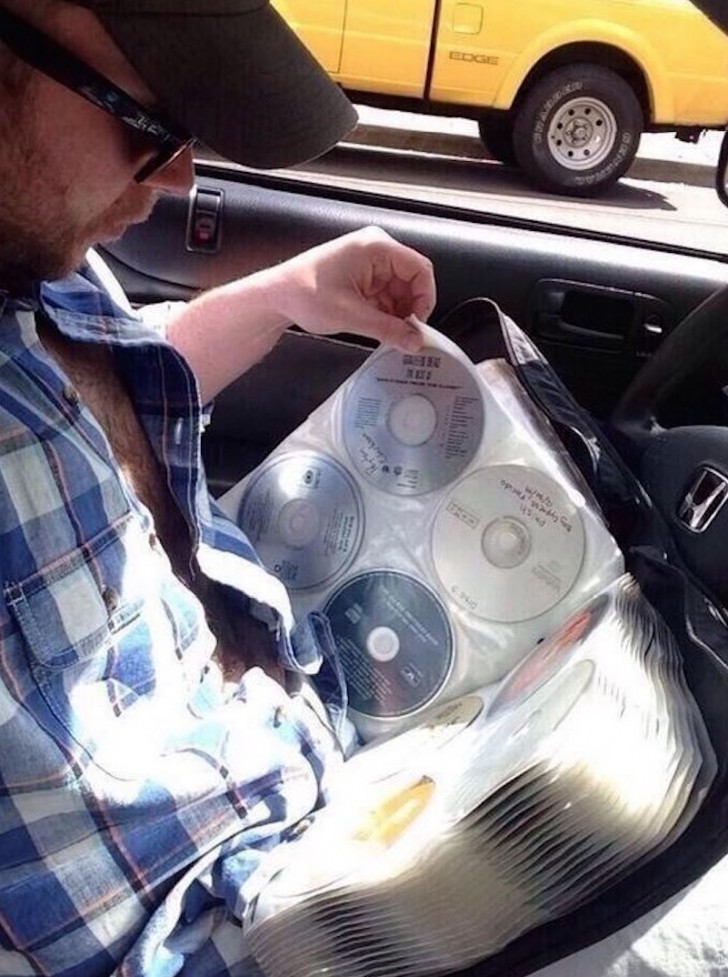 Avere a portata di mano centinaia di canzoni voleva dire portarsi dietro decine e decine di cd... con il relativo spazio occupato. Ma vuoi mettere la bellezza di sfogliare il porta-cd?