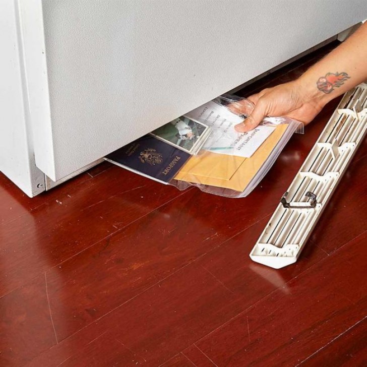 Sfruttate lo spazio sotto al frigorifero: usate una busta per proteggere gli oggetti dalla polvere e da eventuali perdite di liquido.