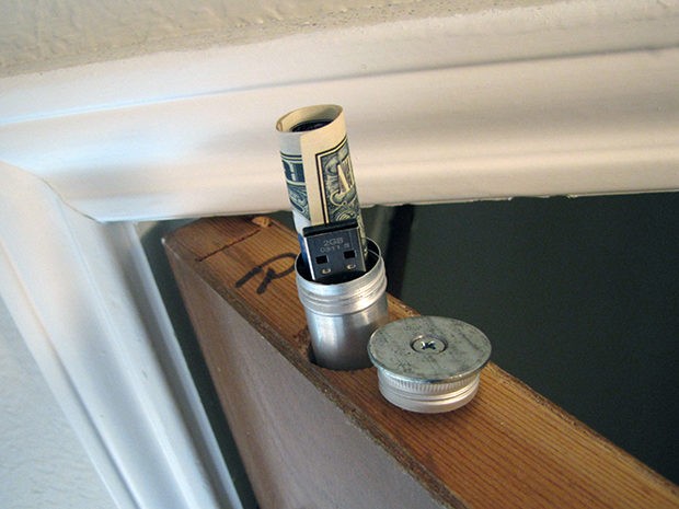 A prova di ladro: un foro sulla porta, un cilindro e un tappo da avvitare.