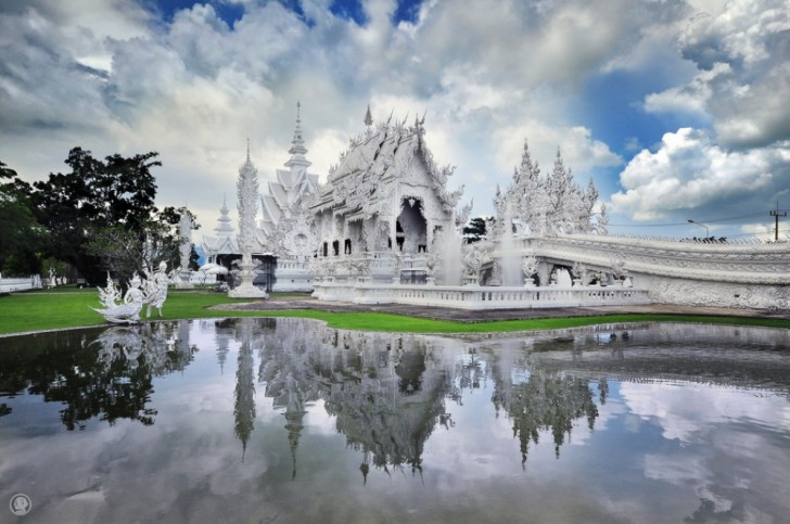La façade du temple est incroyablement blanche.