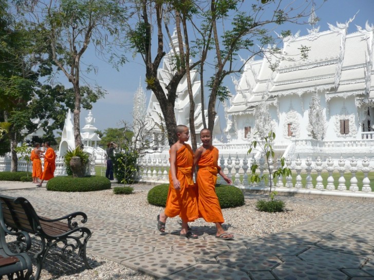 Découvrez ce temple thaïlandais blanc qui semble sorti tout droit d'un conte de fées - 10