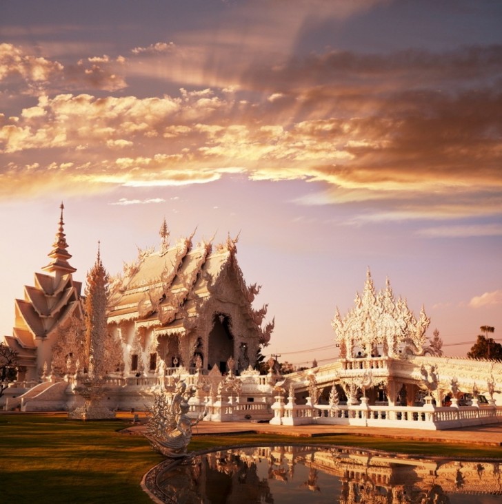 Découvrez ce temple thaïlandais blanc qui semble sorti tout droit d'un conte de fées - 11
