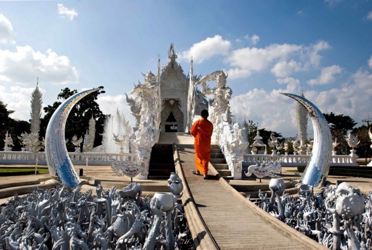 Découvrez ce temple thaïlandais blanc qui semble sorti tout droit d'un conte de fées - 3
