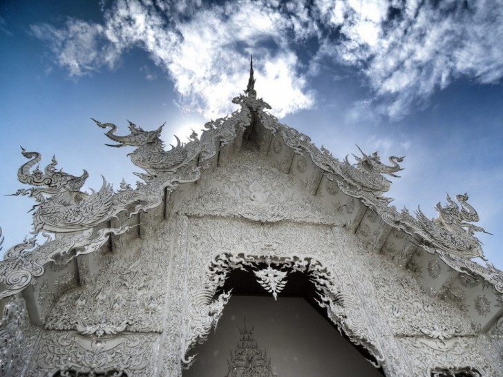 Découvrez ce temple thaïlandais blanc qui semble sorti tout droit d'un conte de fées - 5