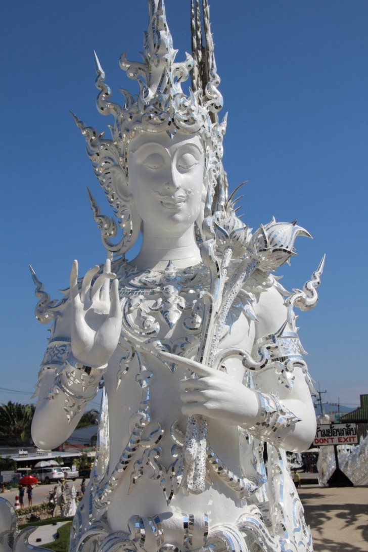 Découvrez ce temple thaïlandais blanc qui semble sorti tout droit d'un conte de fées - 8