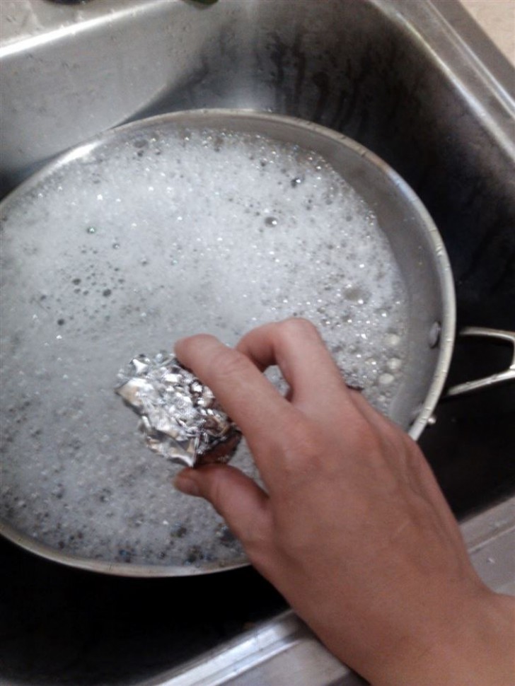 12. Per rimuovere facilmente incrostazioni, alternate l'uso di una palla di alluminio alla spugna per i piatti. 