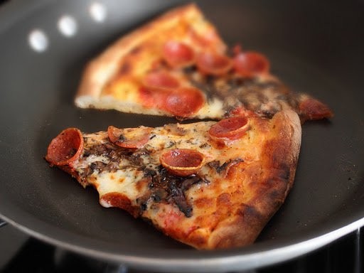 16. Senza accendere il forno, scaldate la pizza in una padella antiaderente coperta con un pezzo di stagnola.