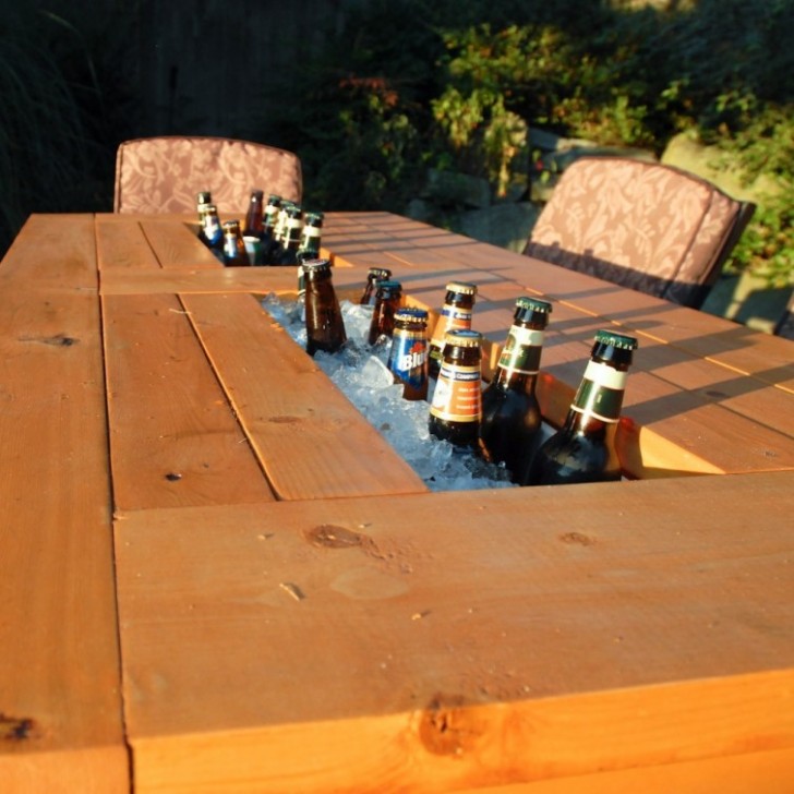 In giardino, uno spazio all'interno del tavolo tiene fresche le bevande.