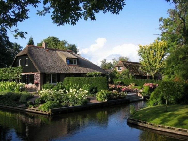 Es ist ein Dorf von 2600 Einwohnern, im Holländischen Bereich der Niederlande.