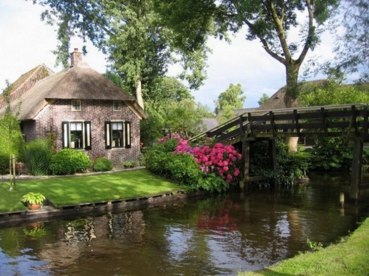 Die Natur ist die Hauptsache in dieser holländischen Oase. Das ganze Dorf scheint ein großer grüner Rasen zu sein; Bäume und Blumen spiegeln sich in den Kanälen.