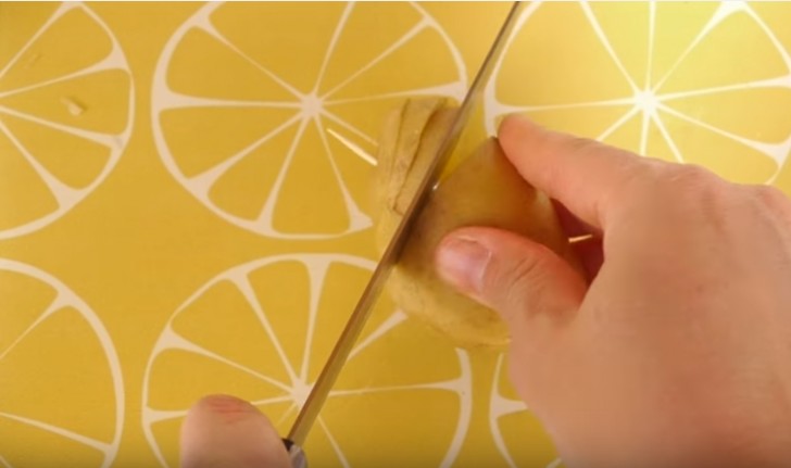 Cominciate a fare dei tagli obliqui rispetto all'asse dello stecchino. È importante non tagliare una fetta di patata ma ottenere una spirale continua.