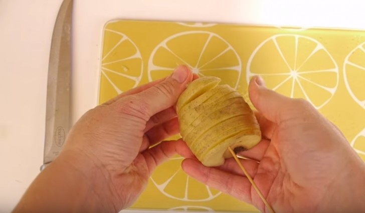 Questo è quello che dovete ottenere una volta tagliata la patata fino all'altra estremità.