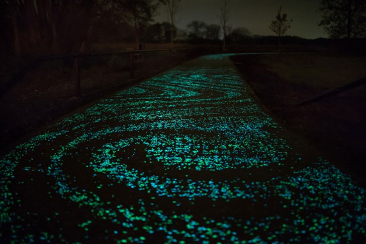 I motivi circolari fluorescenti aiutano i ciclisti a rimanere sul percorso ciclabile durante la notte.