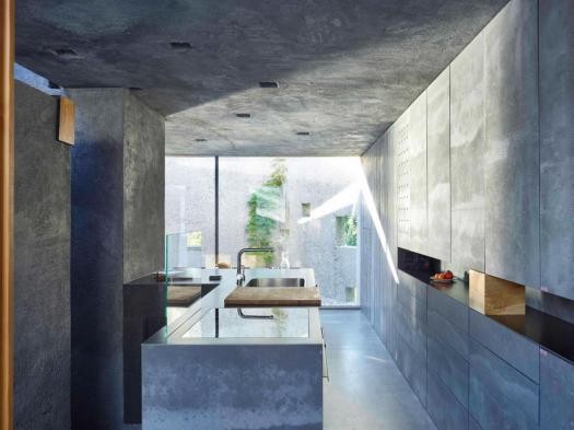 Ce bloc de béton est en fait une maison ultramoderne née de la collaboration de trois architectes	 - 11