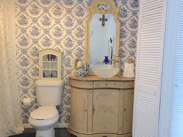 Le mobilier de la salle de bain est vraiment gracieux.