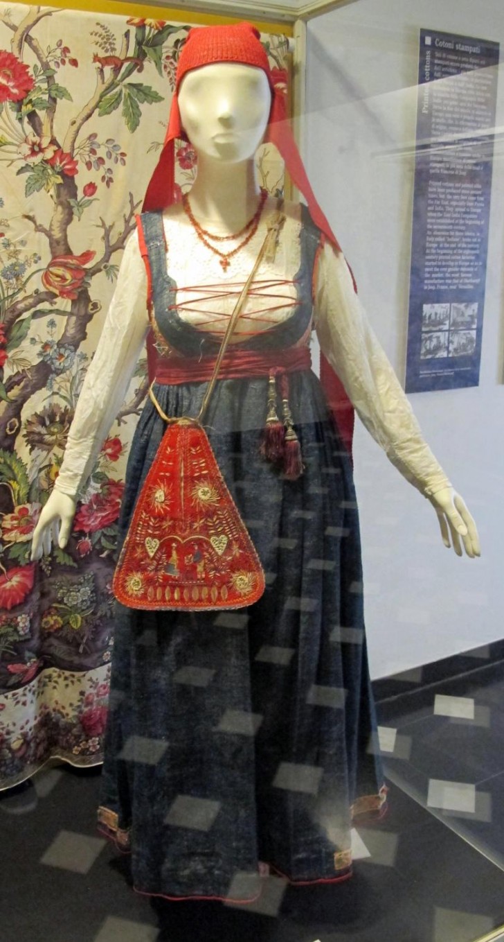 Au XVIIe siècle, le costume traditionnel génois était justement fait avec cette matière.