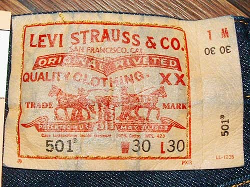 Levi Strauss a breveté ces pantalons renforcés en 1873 et a commencé à les vendre comme pantalon de travail. Grâce à leur résistance, ils ont obtenu un succès retentissant.