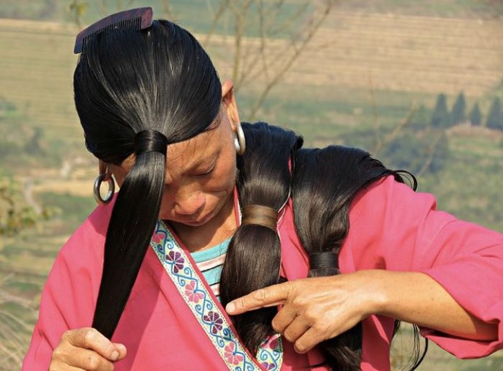 Questa può sembrare un'assurda tradizione, ma per le donne del villaggio è un vero e proprio rito: per loro, più sono lunghi i capelli, più saranno fortunate. 