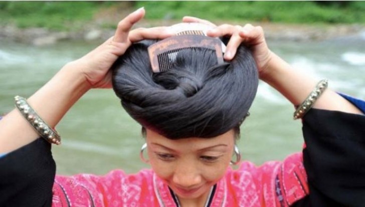 Possono tagliare i capelli solo una volta nella vita, al 18° compleanno, ma non vengono buttati. La nonna della donna ne farà un copricapo ornamentale.