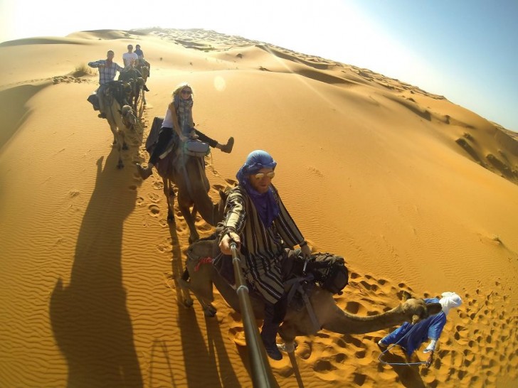 Dalle basse alle alte temperature: la galoppata sui cammelli rimane una delle esperienze più belle che loro abbiano mai vissuto.