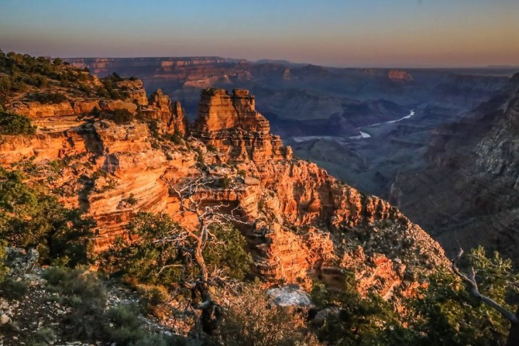 Hanno osservato il tramonto sulle rocce infuocate del Grand Canyon...