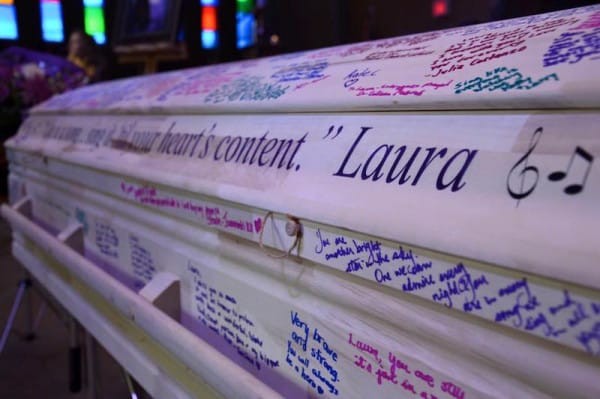 Stappati centinaia di pennarelli colorati, i suoi amici hanno scritto il loro personale saluto a Laura, sulla sua bara bianca.
