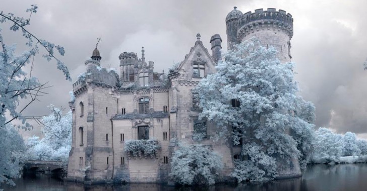 Slottet ligger i byn Les Trois-Moutiers, som består av bara 1000 invånare