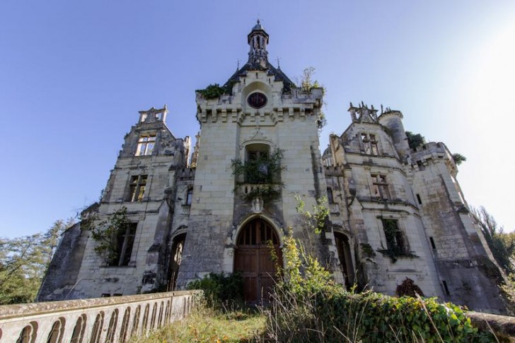 Nonostante tutto lo Château de la Mothe-Chandeniers, con la sua bellezza in declino, offre ancora uno spettacolo mozzafiato.