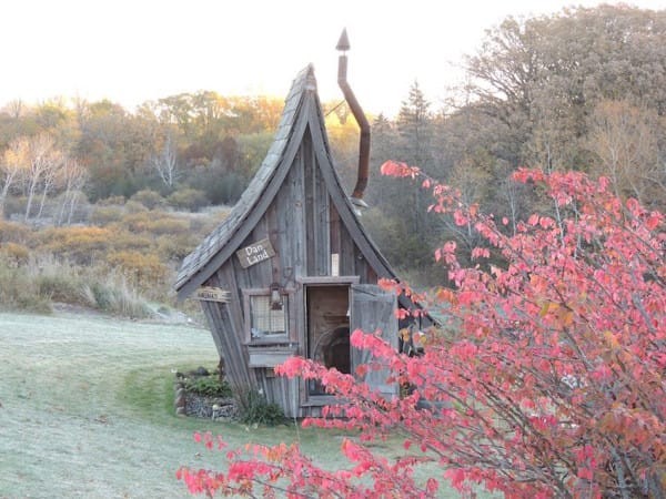 Voici un des nombreux modèles construit par 'The Rustic Way'. Imaginez de marcher dans les bois et voir une petite maison comme ça... On dirait un conte de fées!