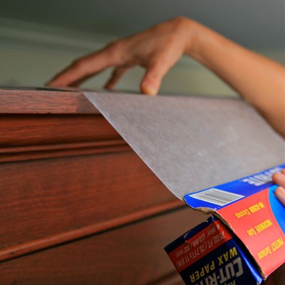Wenn ihr den Staubbelag auf hohen Möbelstücke hasst, könnt ihr sie mit Papierstreifen bedecken, die ihr später einfach entsorgt