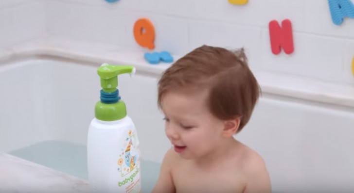 Per fare in modo che il bambino non versi troppo sapone, limitate la quantità che ne esce dal flacone, applicando un elastico per capelli lungo il dosatore.