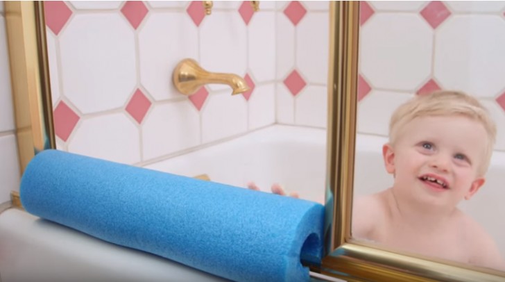Per proteggere i bambini dai bordi spigolosi delle ante della doccia usate un tubo galleggiante, di quelli che si usano in piscina. Aprendolo lateralmente, aderirà perfettamente agli spigoli.
