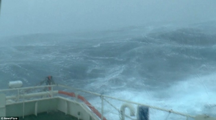 La tempesta Gertrude ha causato seri danni in Gran Bretagna, con un vento di 230 km/h ed onde di 60 metri.