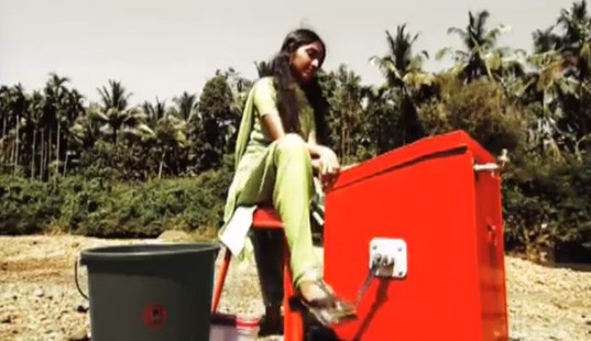Kleding wassen zonder gebruik van elektriciteit: de ingenieuze uitvinding van een meisje uit India - 1