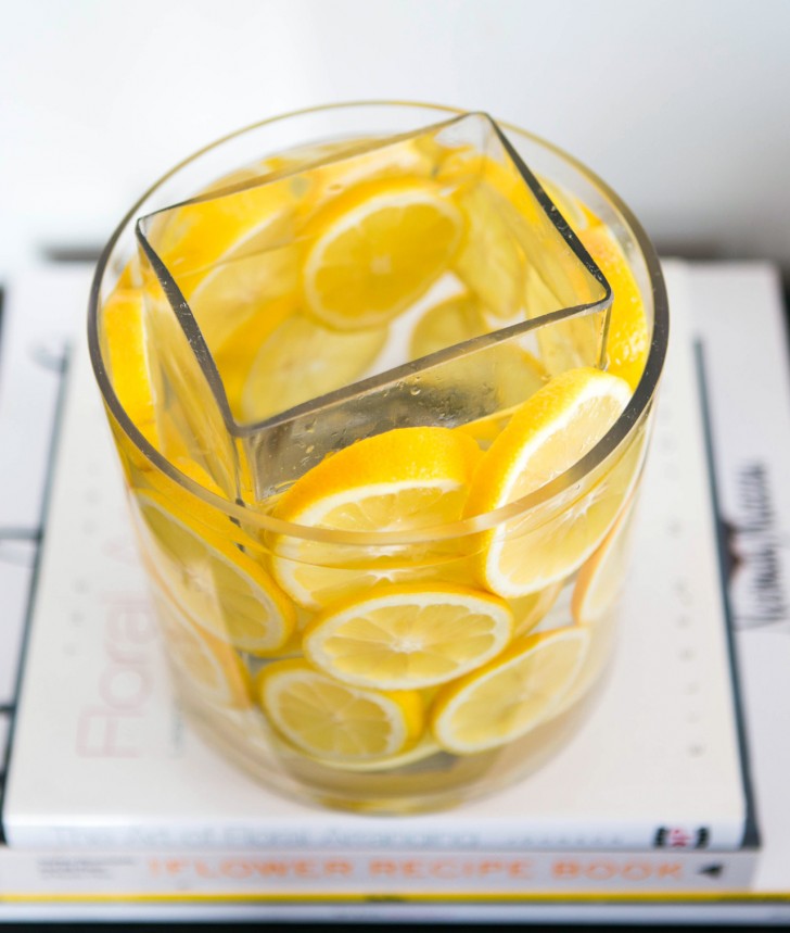 Lo stesso trucco è usato inserendo fette di limone nell'acqua versata nello spazio presente tra i due vasi.