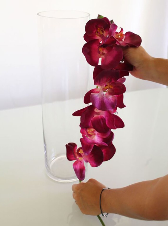 Per una serata romantica proponete questa composizione: procuratevi dei fiori che abbiano la stessa lunghezza del vaso.