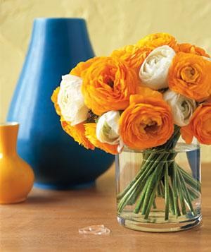 Tenete i fiori uniti da un elastico, e inseriteli nel vaso.