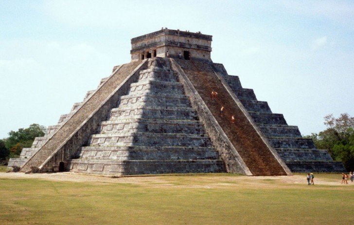 Trovano una bottiglia in cima ad un tempio Maya: il suo contenuto cambierà la loro vita - 1