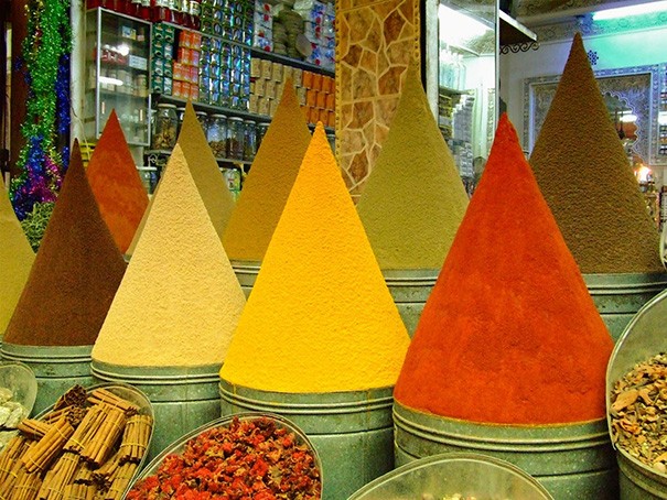 # 3. Cônes d'épices dans un marché de Marrakech.