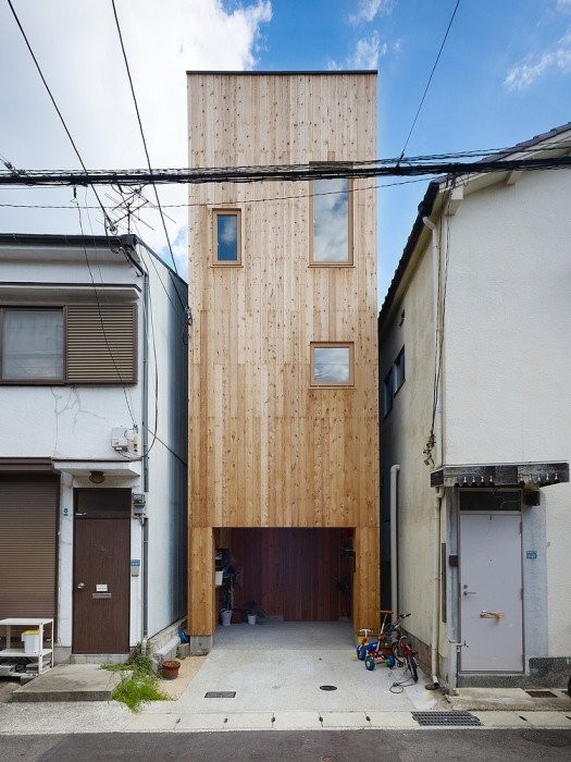 Lo studio di architettura Fujiwaramuro Architects ha progettato una stretta ma bellissima casa nel centro di Kobe, in Giappone. Misura 37 mq ma dispone di tutti i comfort necessari.