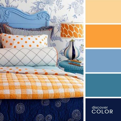 Camera da letto arancio con toni di blu 